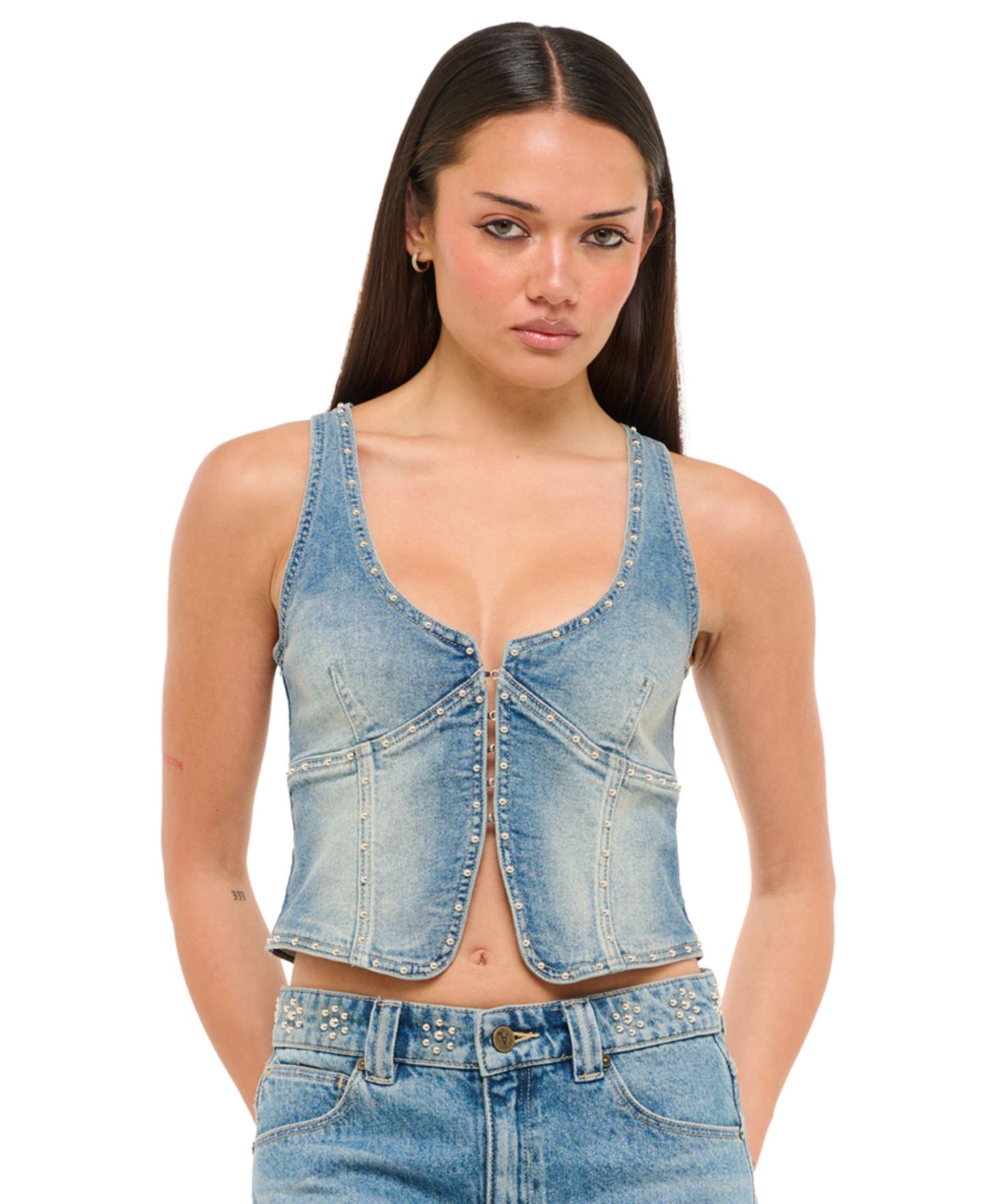 Женский жилет Abrand Juniors' Coyote Cropped Studded Scoop-Neck Denim, цвет: Celeste — фото 1