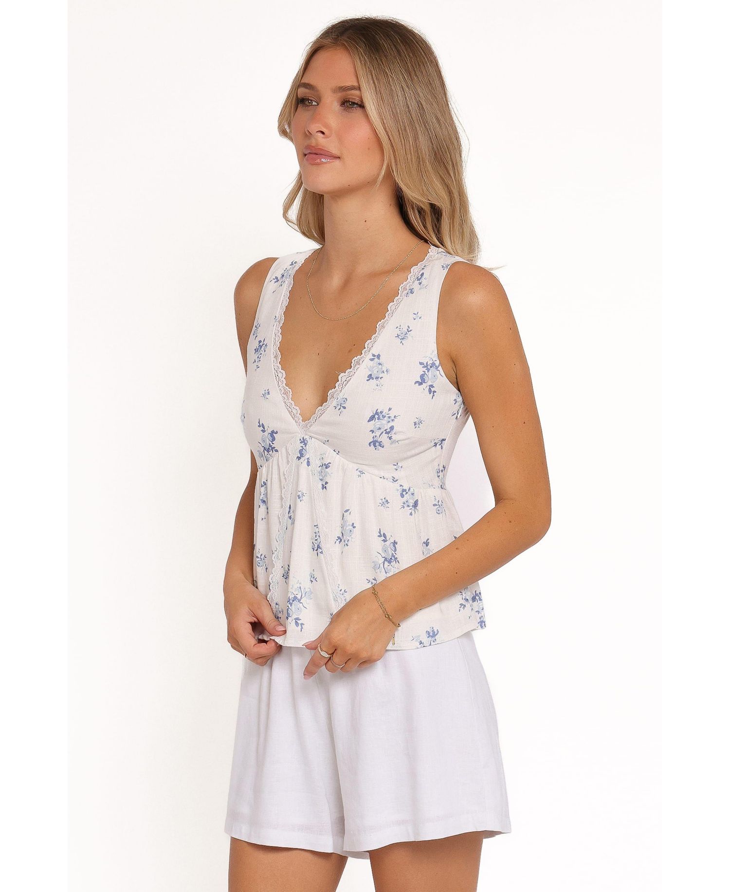 Women's Aminta V-Neck Lace Sleeveless Top