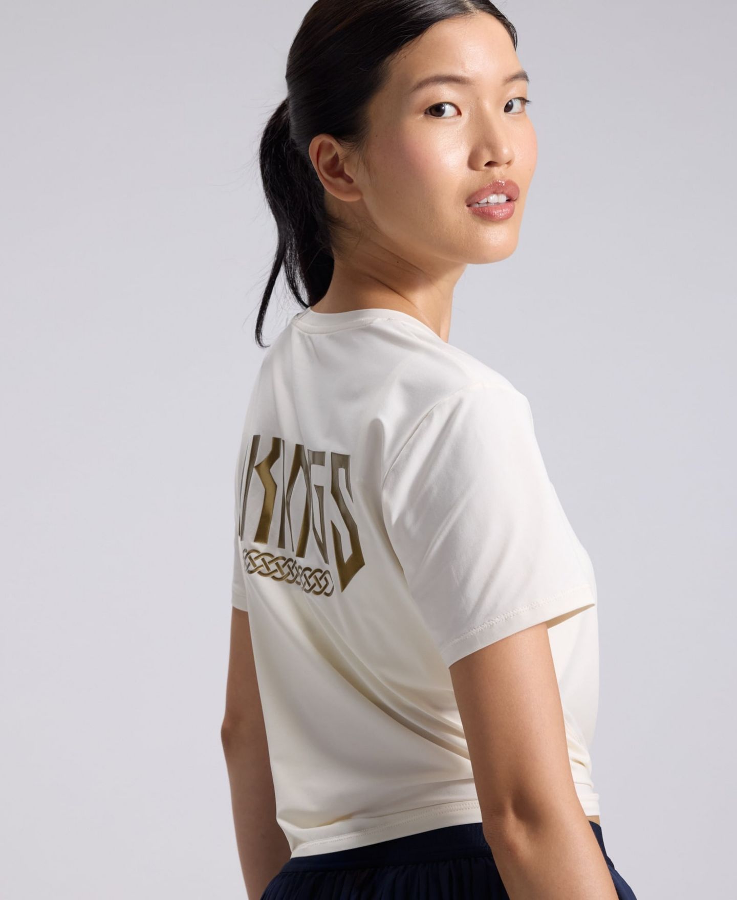 Женская футболка Nike Cream Minnesota Vikings 2026 Rivalries Collection Classic Twist Cropped — фото 9