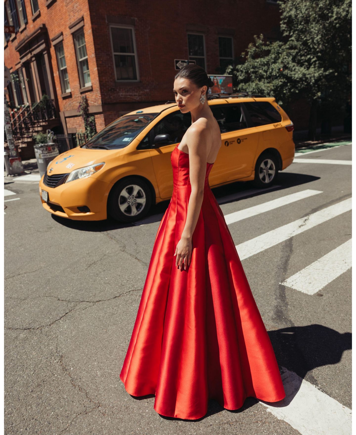 Женское платье Mac Duggal Strapless Paneled Mikado Ball Gown, цвет: Винный разноцветный — фото 6