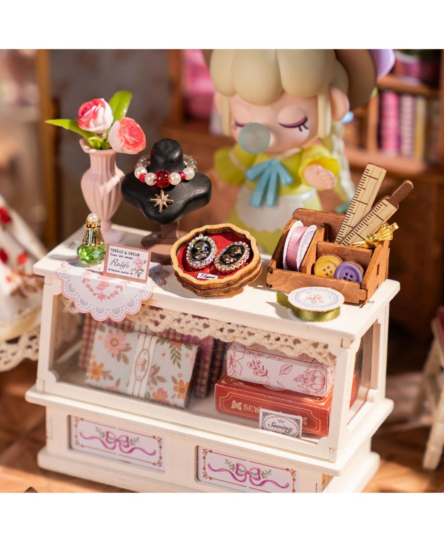 Детские куклы Robotime Elsa's Tailoring Wooden DIY Miniature House Kit with Detailed Interior, Ages 14+ — фото 6