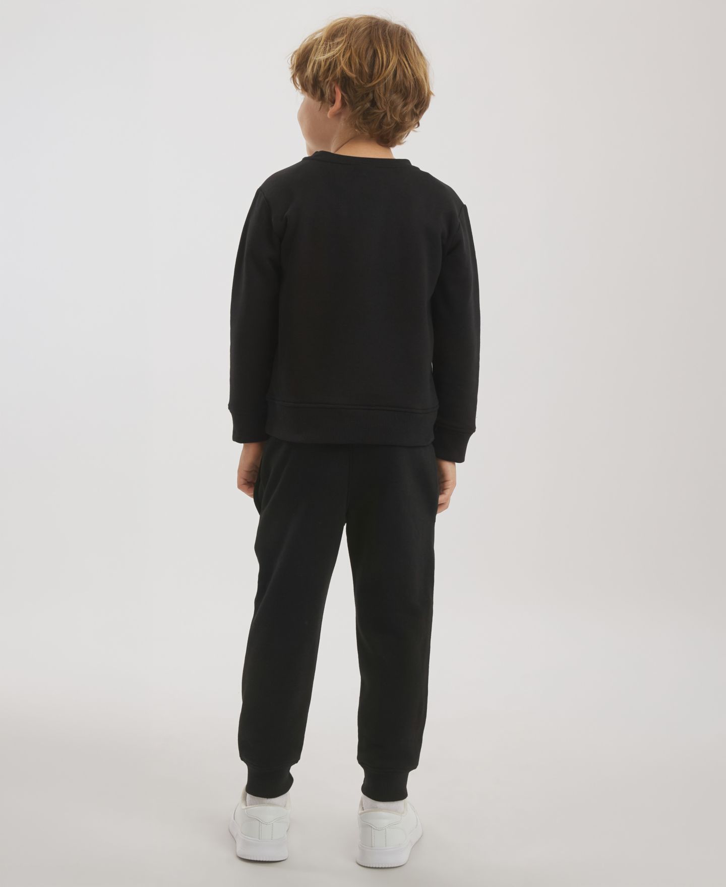 Комплект Champion Signature Logo Fleece Long-Sleeve Sweatshirt and Joggers, 2-Piece Set для мальчиков, цвет: Чёрный оникс — фото 4