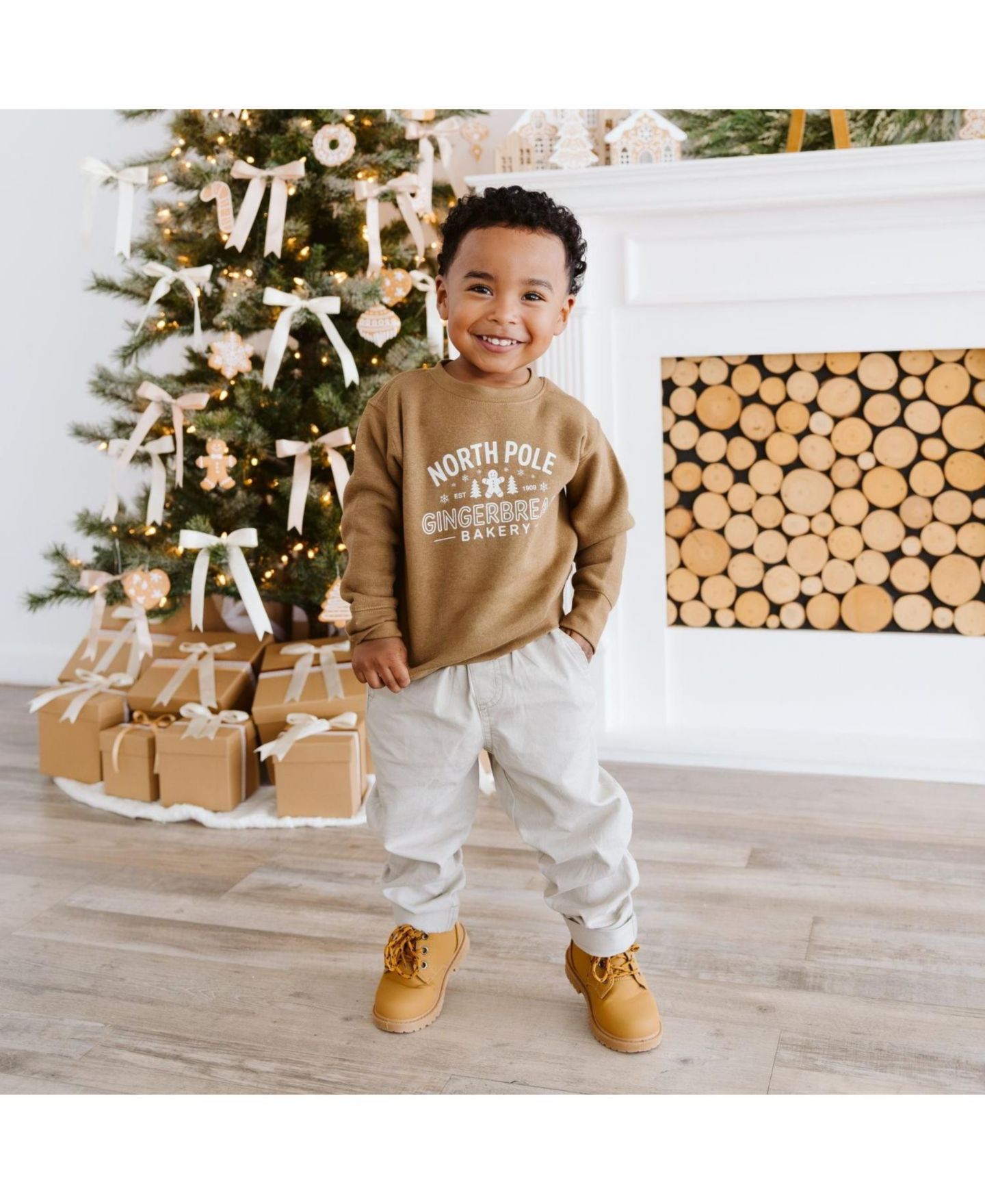 Толстовка Sweet Wink North Pole Gingerbread Crewneck для мальчиков-малышей, цвет: Мокко — фото 5