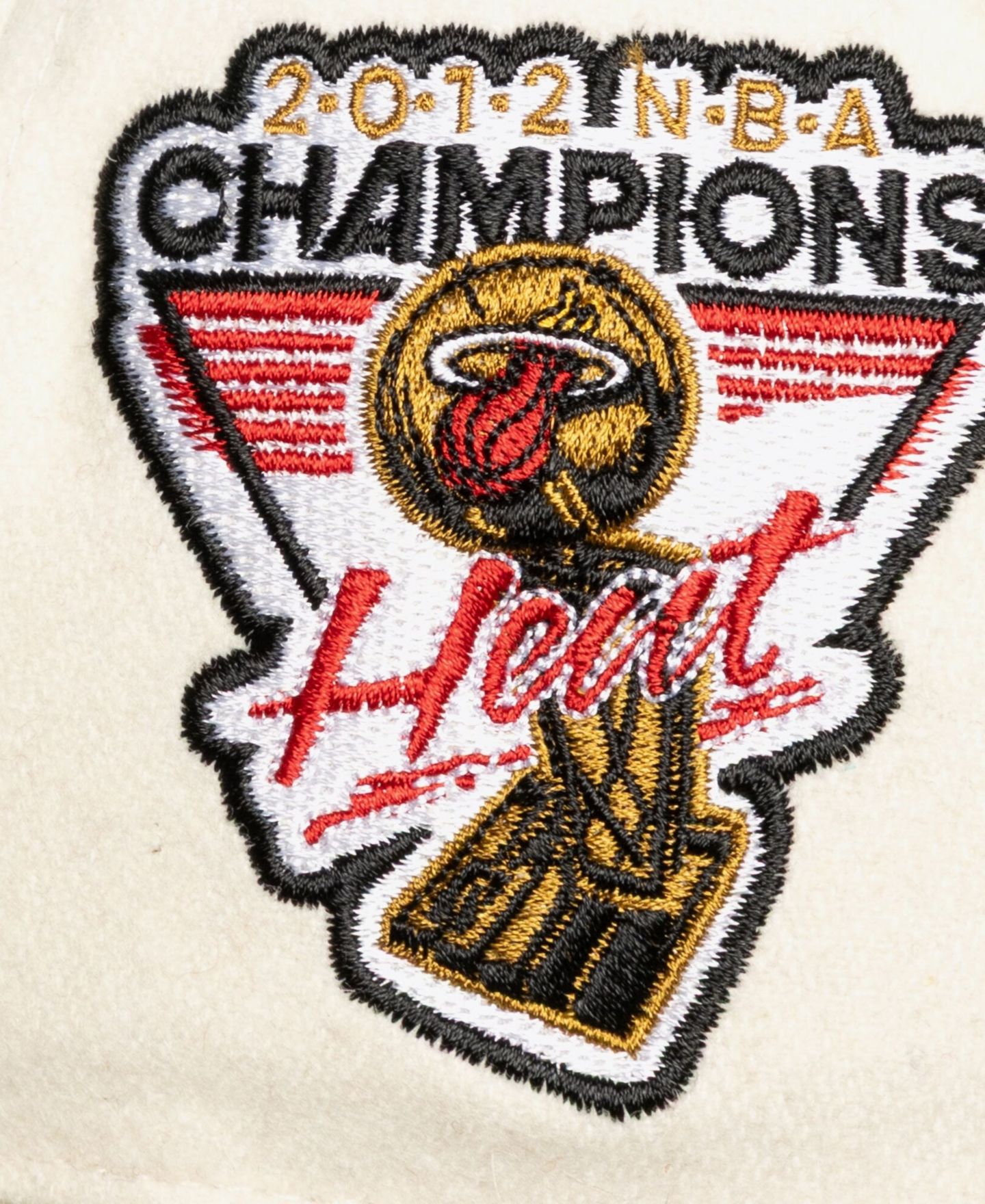 Кепка Mitchell & Ness Cream Miami Heat Cream Team Pro Adjustable Hat — фото 4