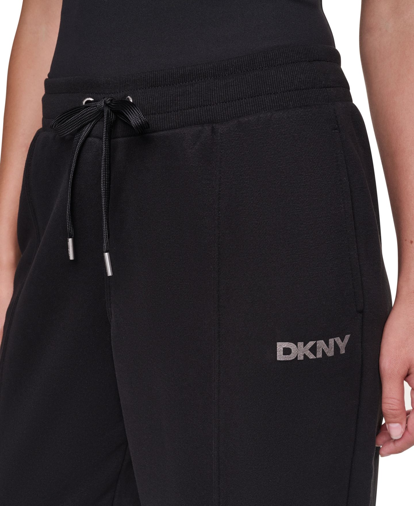 Женские брюки DKNY Sport Foil Logo Mid-Rise Barrel Leg Joggers with Pockets, цвет: Чёрный / Железный графитовый — фото 5