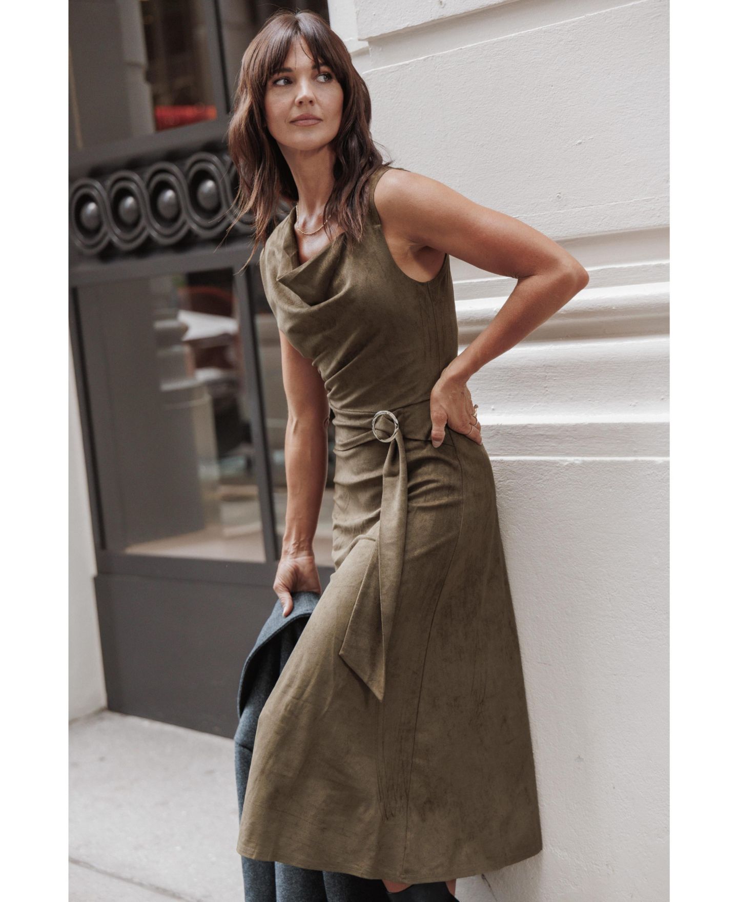 Женское платье Petal and Pup Lovlin Asymmetrical Cowl Neck Sleeveless Faux Suede Maxi, цвет: Оливковый — фото 6