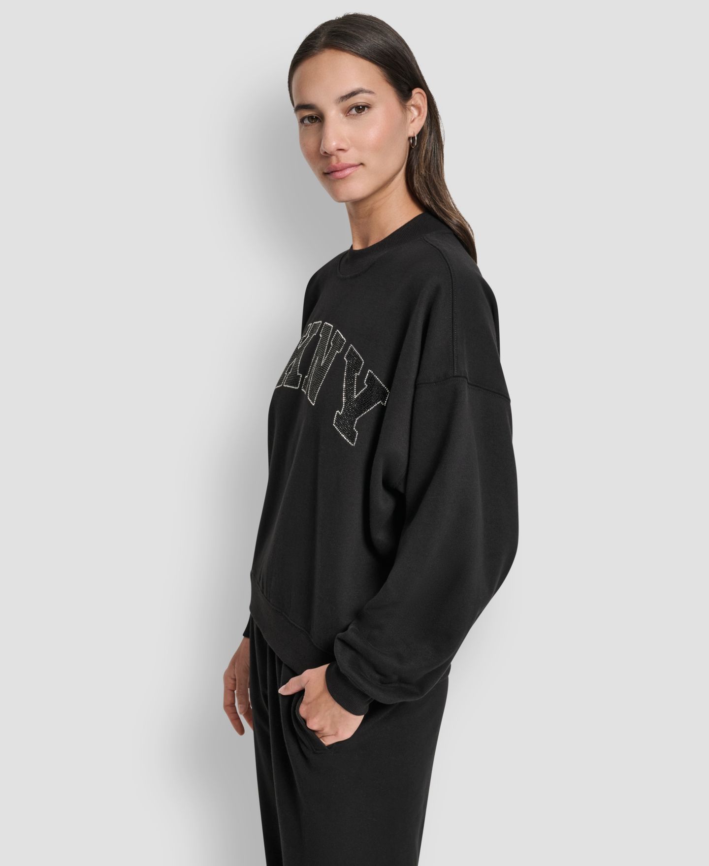 Женская толстовка DKNY Sport Arched Rhinestone Varsity Logo Graphic Long-Sleeve Crewneck, цвет: Чёрный — фото 3
