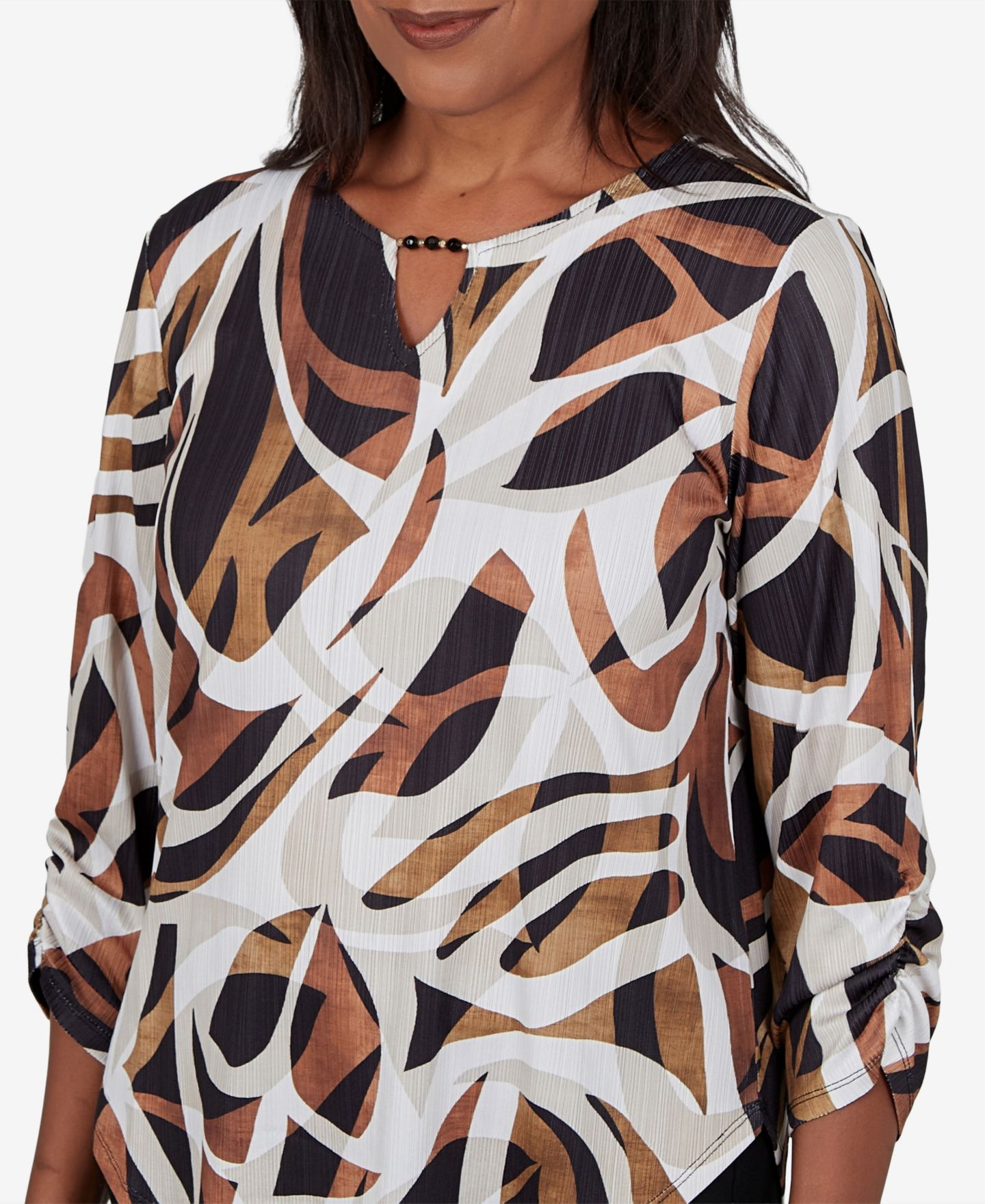 Женская блузка Alfred Dunner Petite Keyhole 3/4-Sleeve Print, цвет: Рыжевато-коричневый разноцветный — фото 4