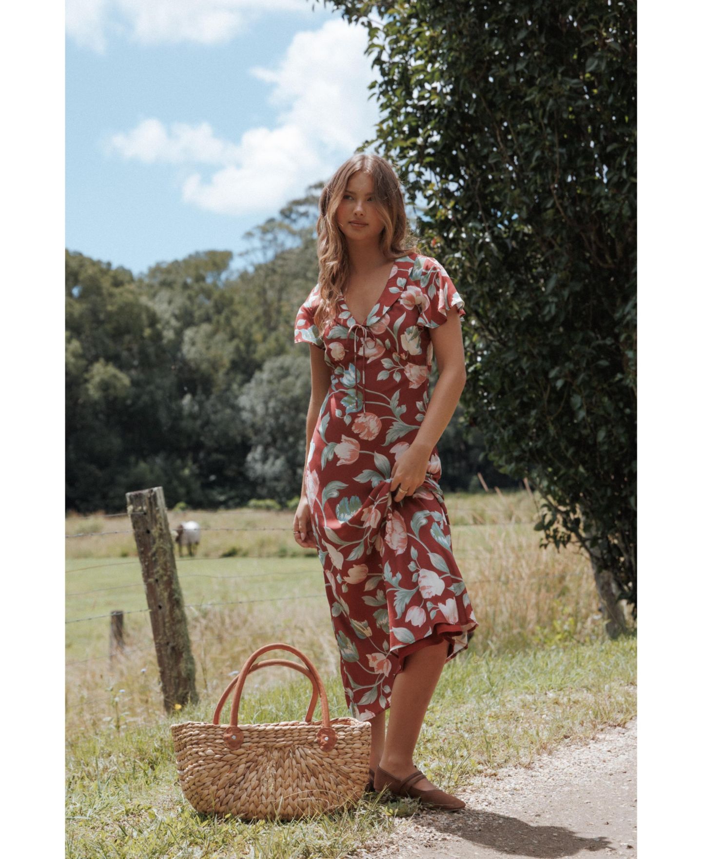 Женское платье Petal and Pup Linden Floral V-Neck Flutter-Sleeve Midi, цвет: Красный с принтом — фото 6