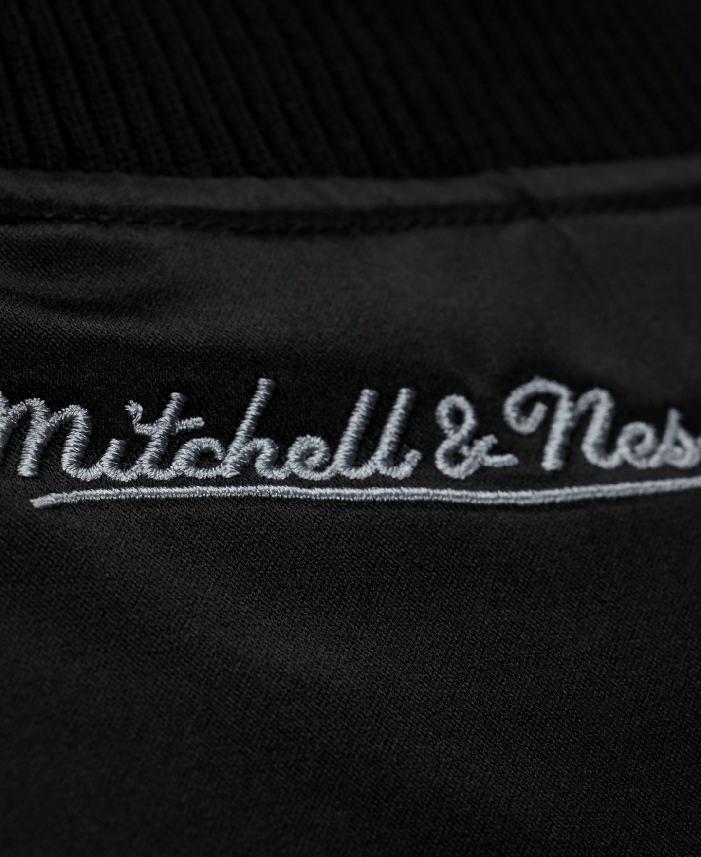 Мужская куртка Mitchell & Ness Black Los Angeles Lakers Chrome Satin Bomber Full-Zip — фото 5
