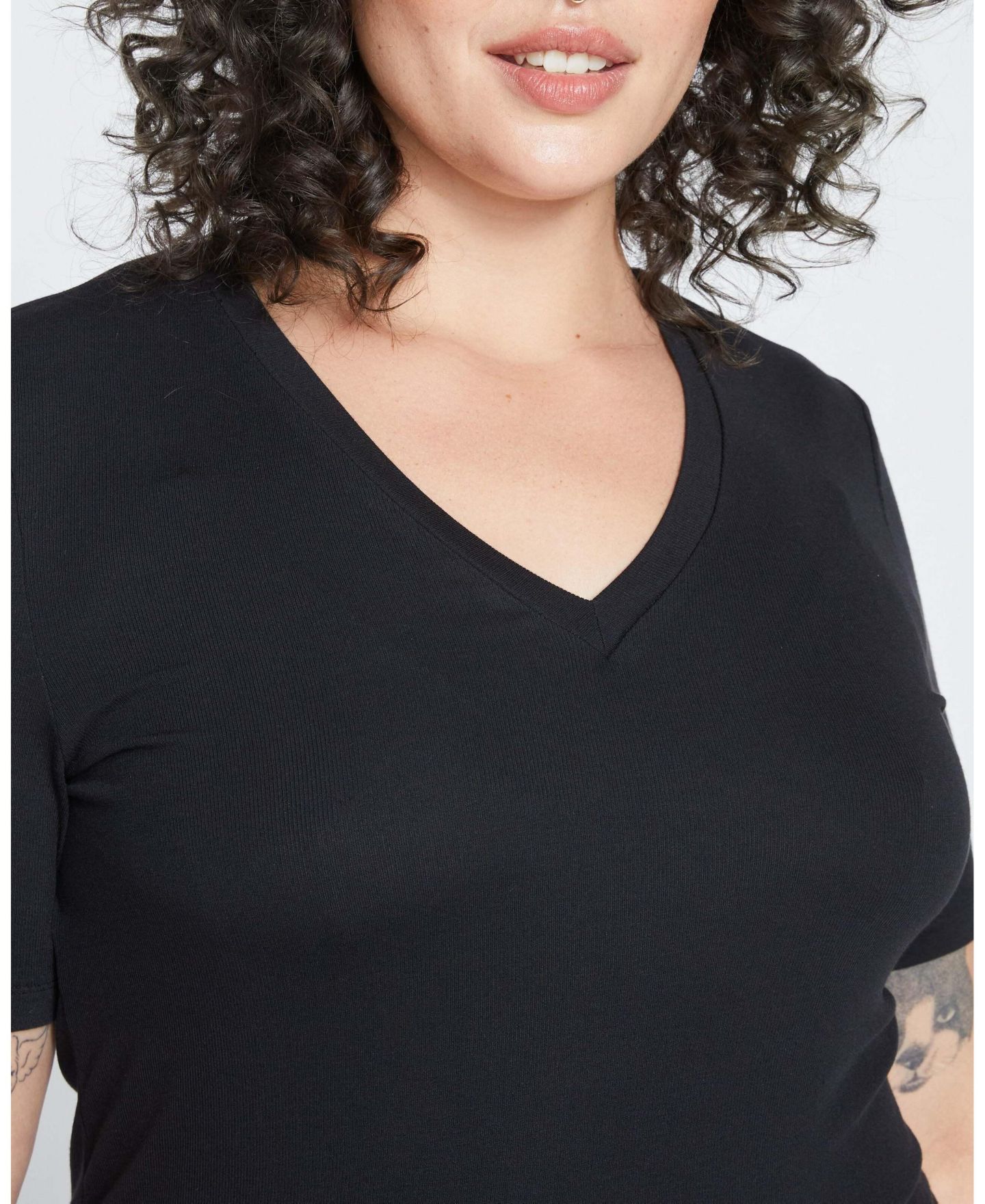 Женская футболка Universal Standard Plus Size Cloud Rib Short Sleeve V-Neck, цвет: Чёрный — фото 3