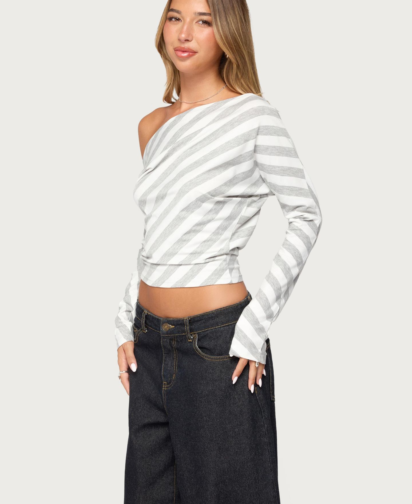 Женский топ Edikted Gaira Off-The-Shoulder Long-Sleeve Striped, цвет: Серый меланжевый белый — фото 4