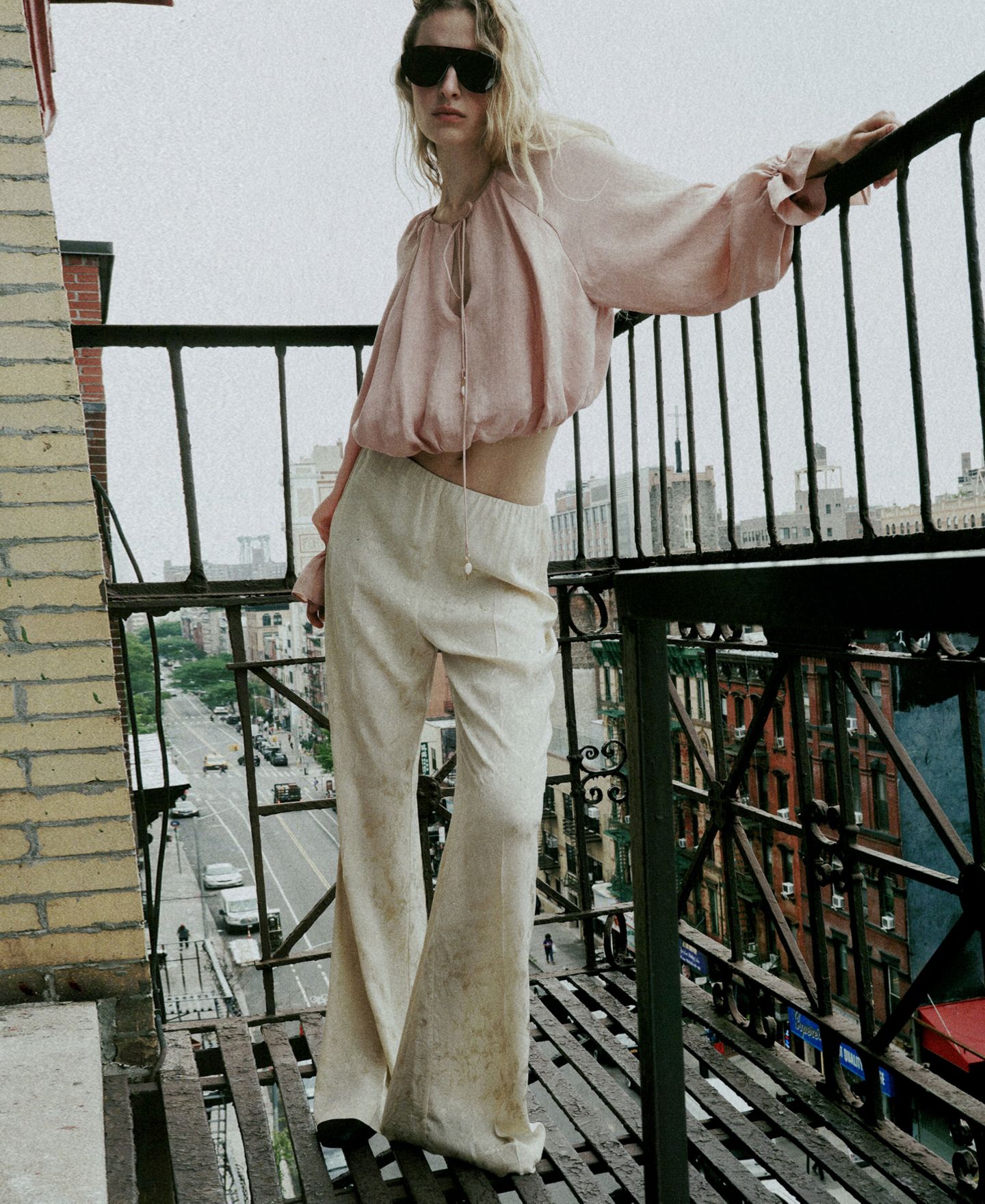 Женская блузка Mango Lyocell Crop Long-Sleeve Gathered-Waist, цвет: Светлый розовый — фото 4
