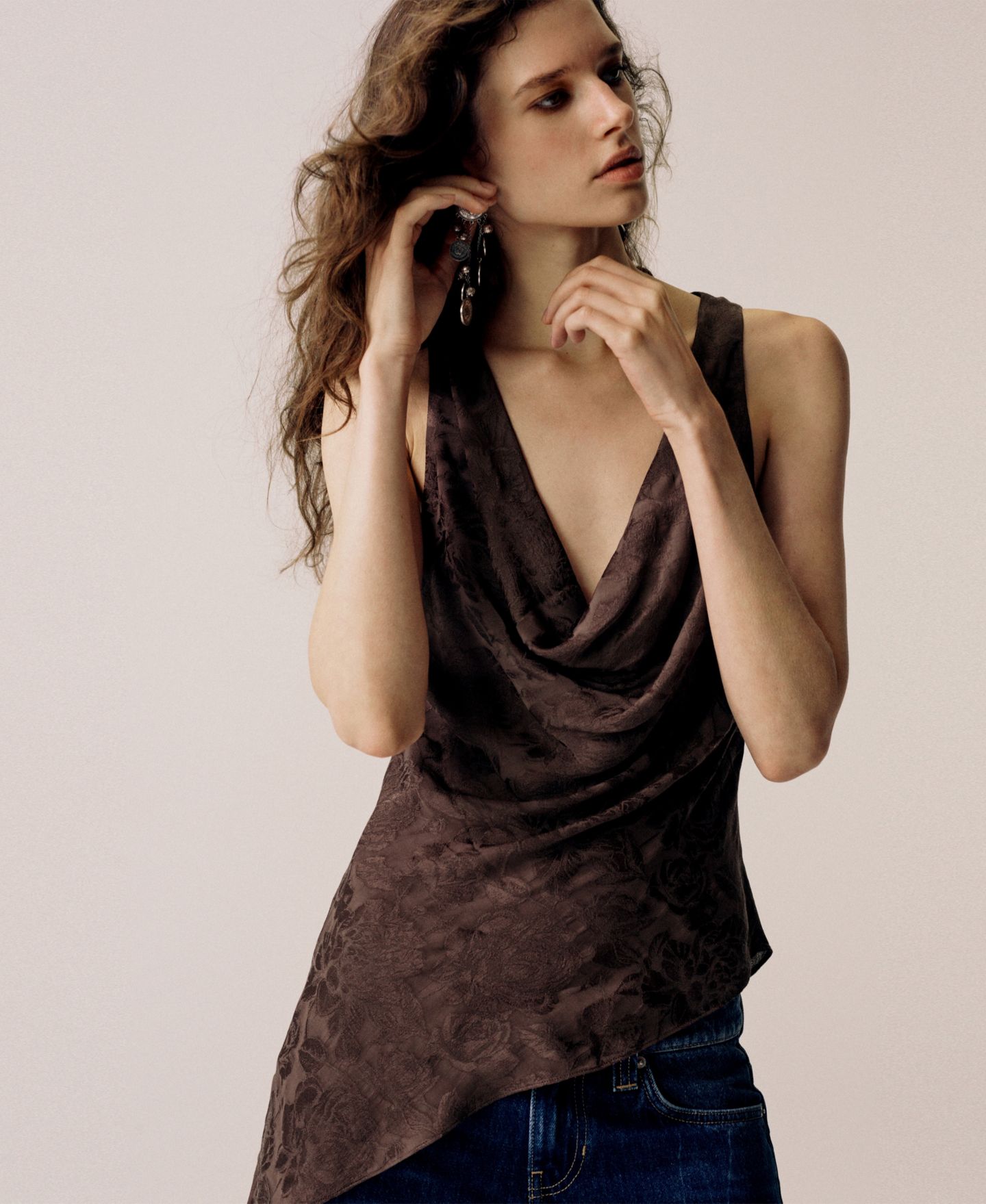 Женский топ Mango Draped-Halter Neck Sleeveless Asymmetric-Hem, цвет: Коричневый — фото 3