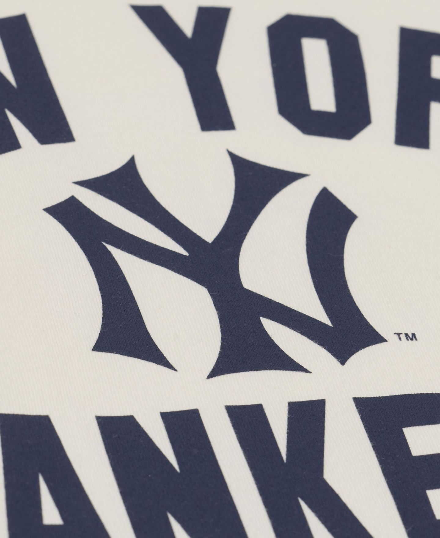 Женская футболка Mitchell & Ness Cream New York Yankees Cooperstown Collection Retro Roots Crop Boxy Yoke — фото 5