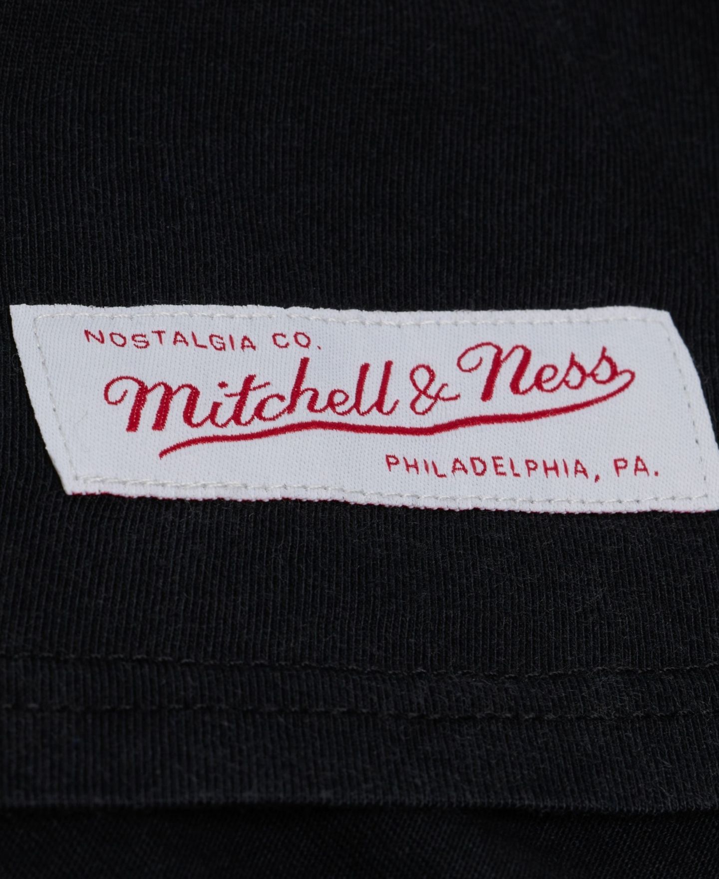 Женская футболка Mitchell & Ness Mitchell Ness Black Minnesota Timberwolves Street Graphic Boxy Crop — фото 6