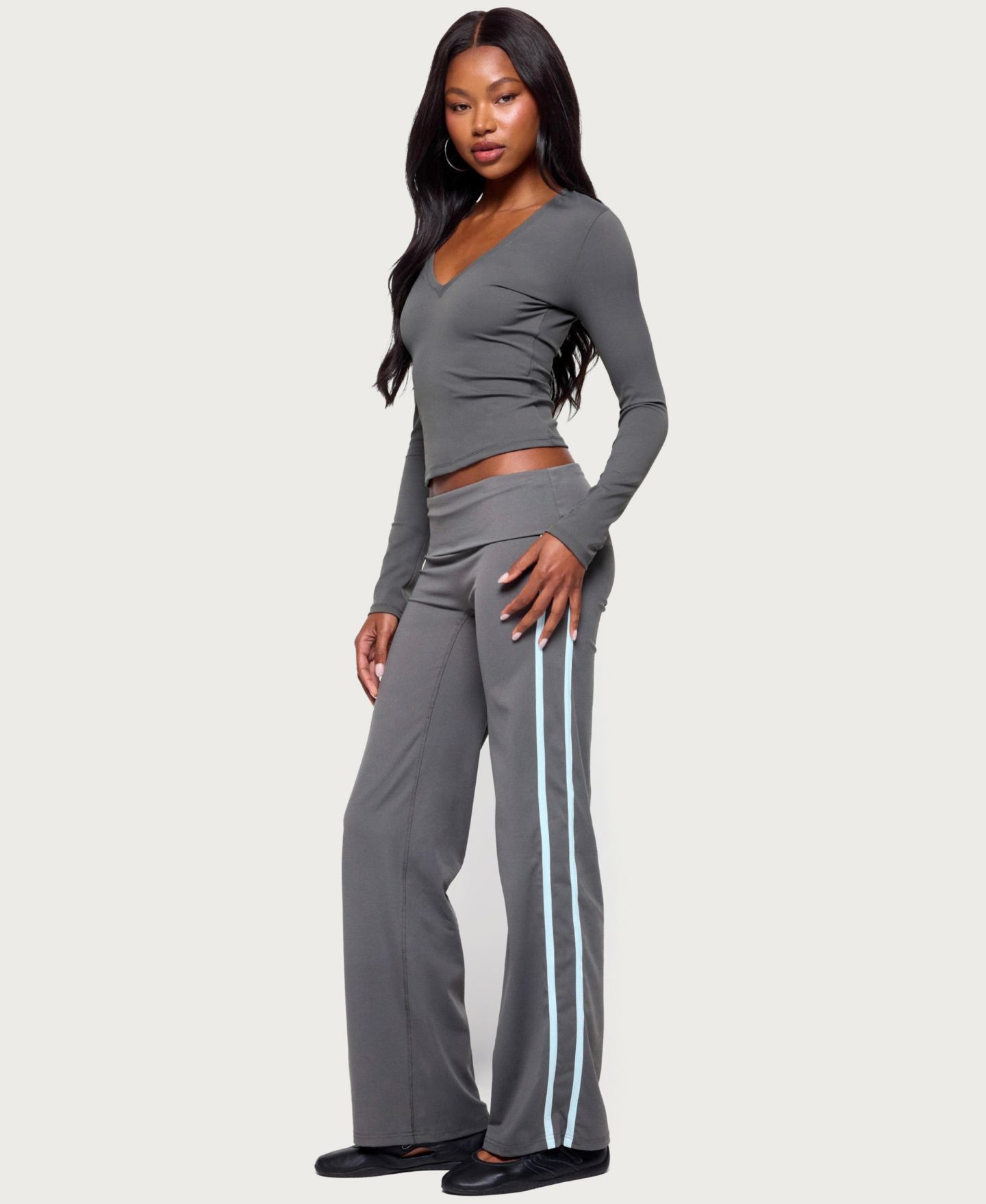 Женский топ Edikted Ferne Long-Sleeve V-Neck Fitted, цвет: Угольный — фото 5