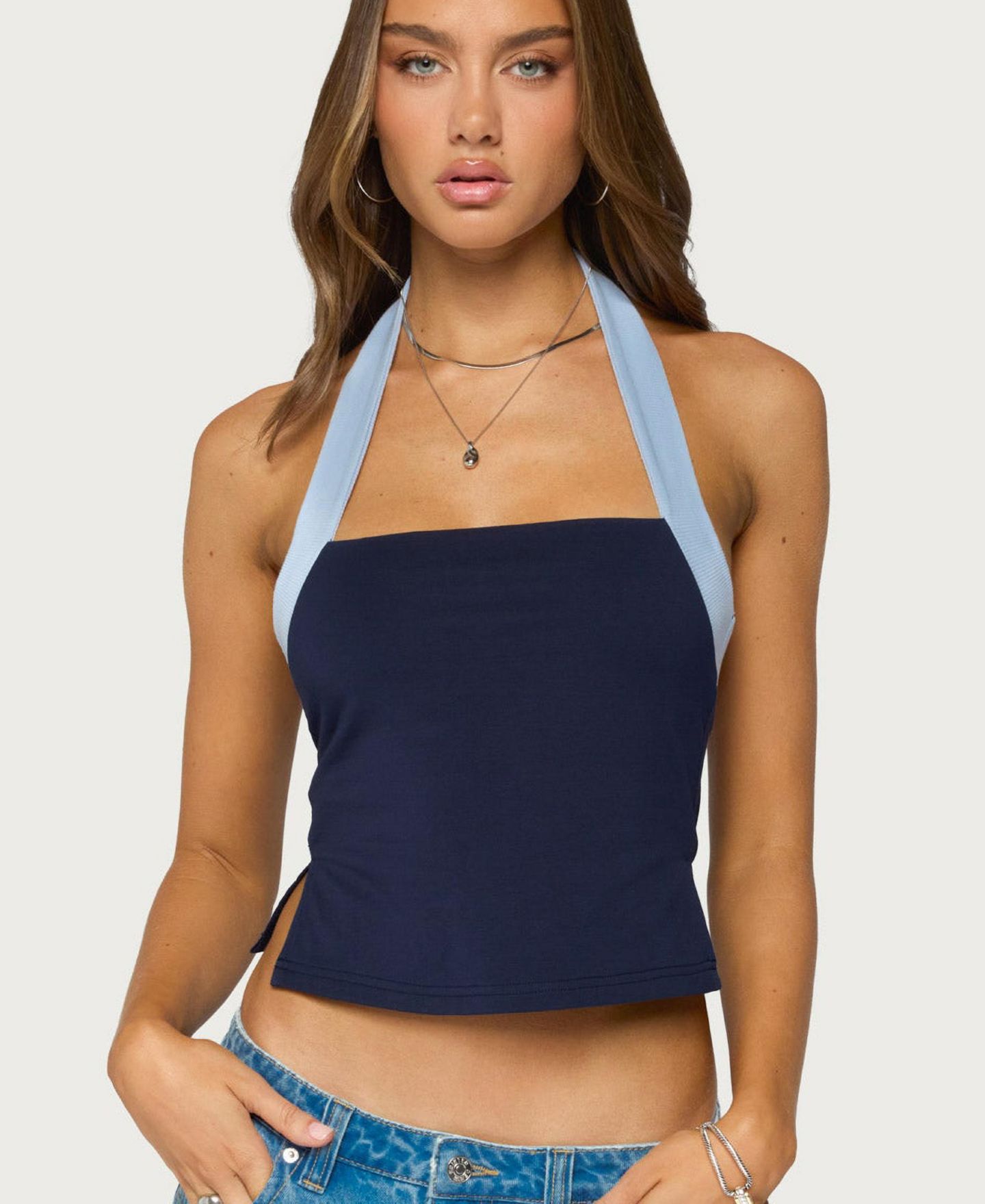 Женский топ Edikted Tanna Colorblock Halter Crop, цвет: Тёмно-синий — фото 1