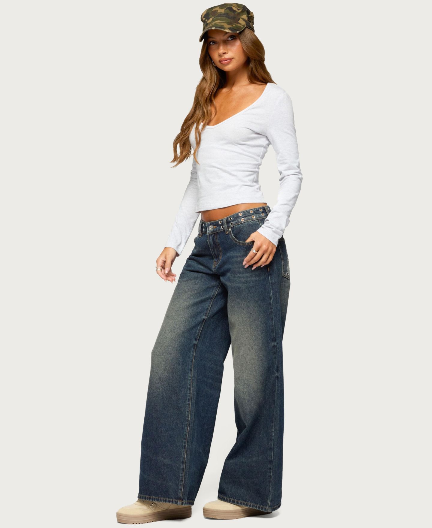 Женская футболка Edikted Feva Long-Sleeve V-Neck Crop, цвет: Светлый серый меланжевый — фото 4