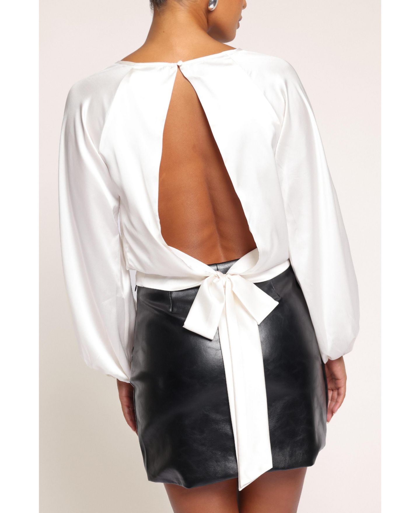 Женская блузка Petal and Pup Remi Open Back Long Sleeve Satin, цвет: Кремовый — фото 4