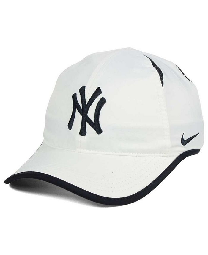 Nike New York Yankees Dri-FIT Featherlight Adjustable Hat