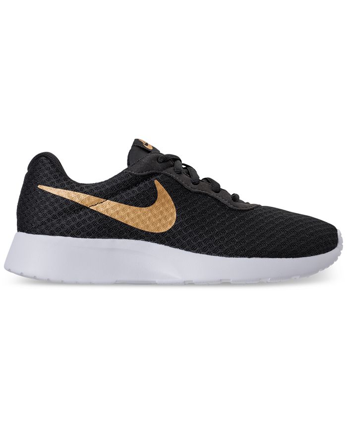 nike tanjun outfit