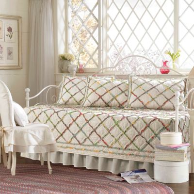 Ruffle Garden Appliqued Diamond Quilt Sets