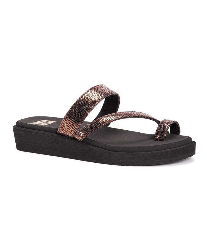 muk luks pitch solo wedge