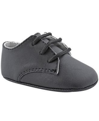 baby boy dressing shoes