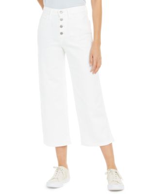 white levi capri jeans