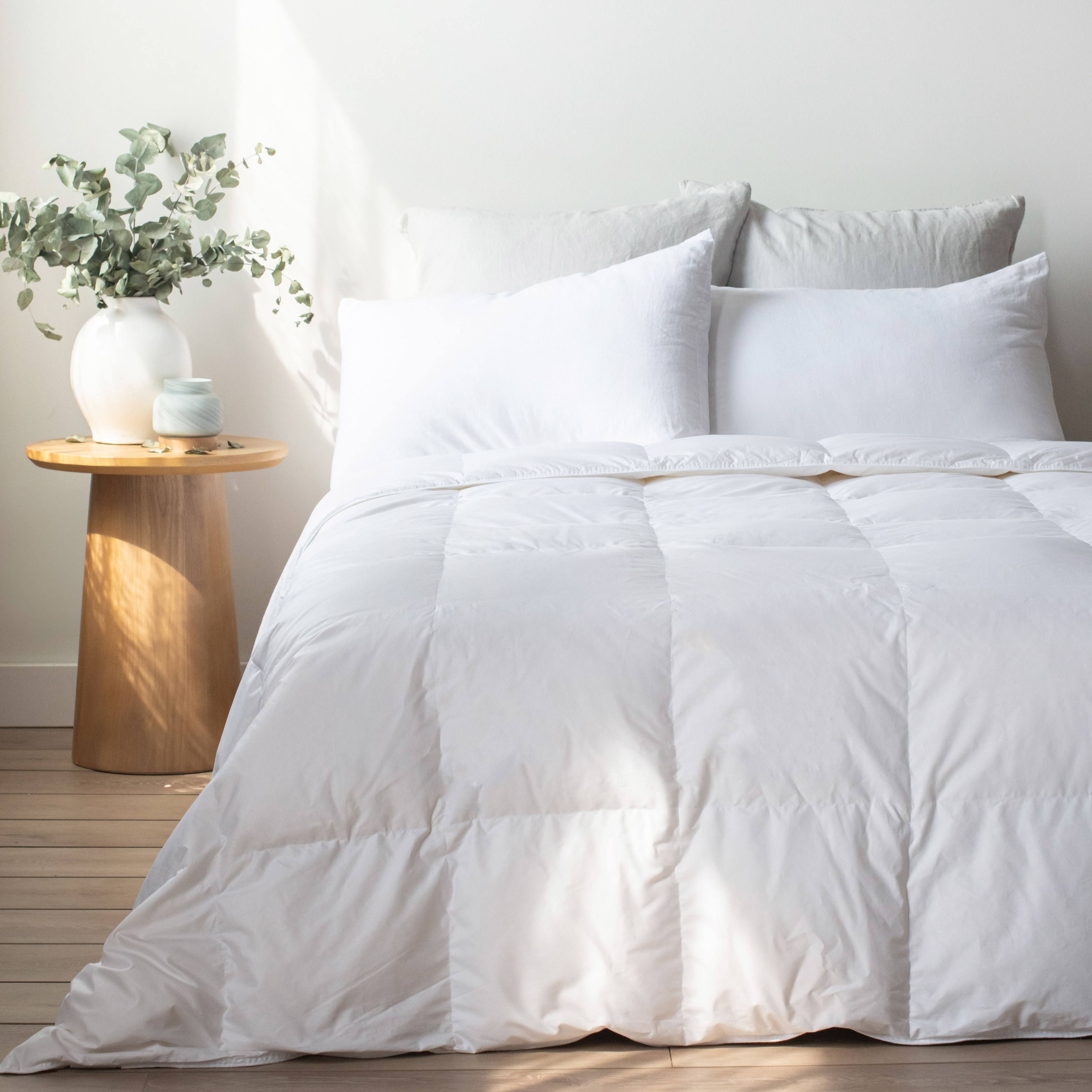 Light Weight 700 fill Power Luxury White Duck Down Comforter - King/Cal King