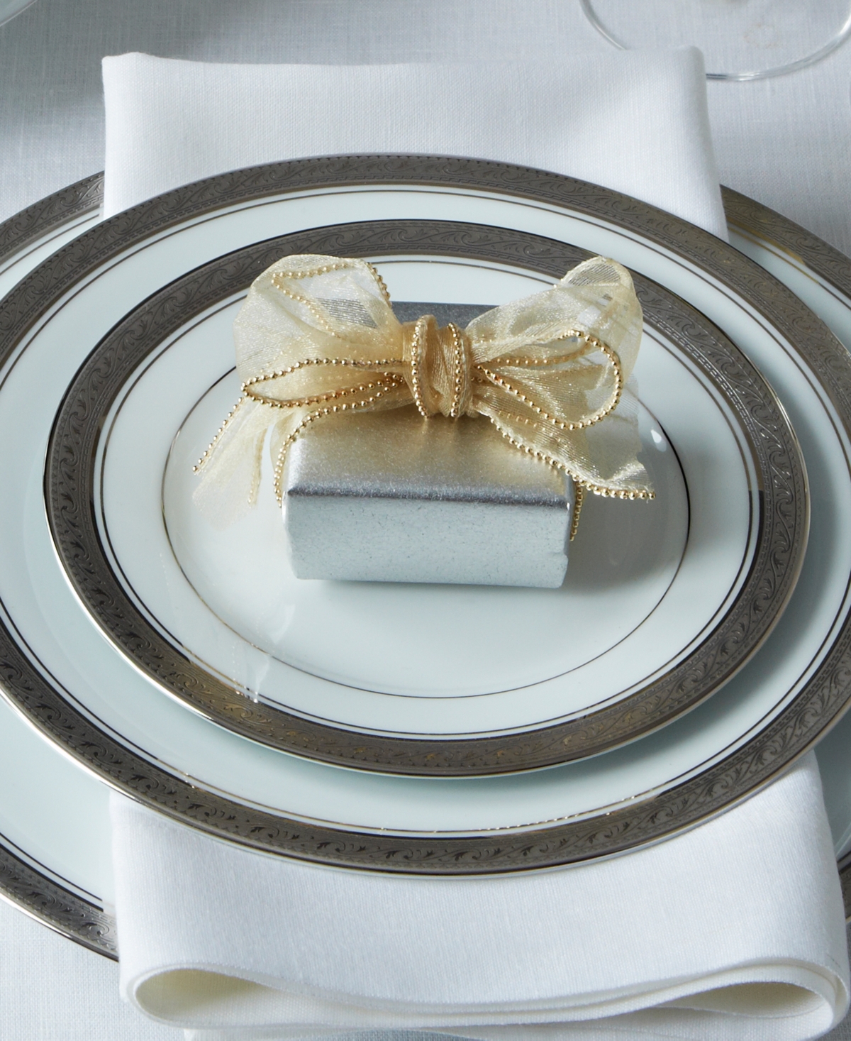 Noritake Crestwood Platinum Set of 4 Bread Butter and Appetizer Plates, Service For 4