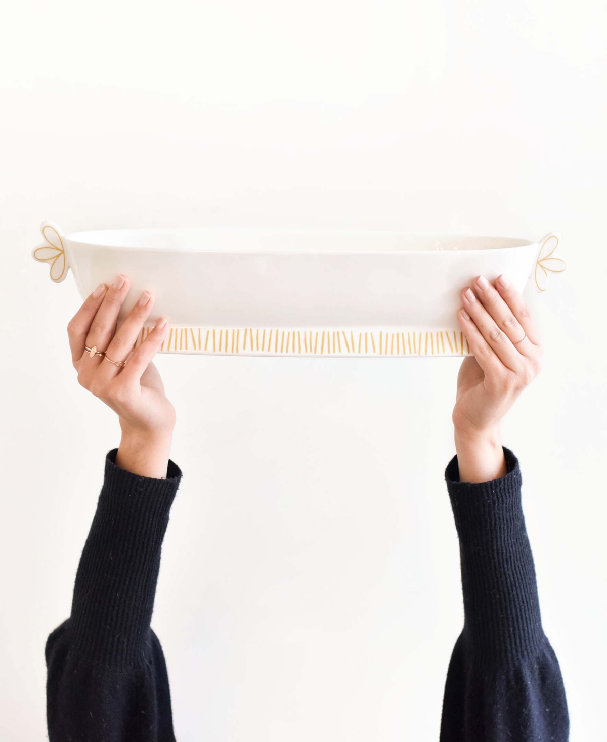 Coton Colors by Laura Johnson Deco Gold Scallop Oval Handled Bowl - White And Gold