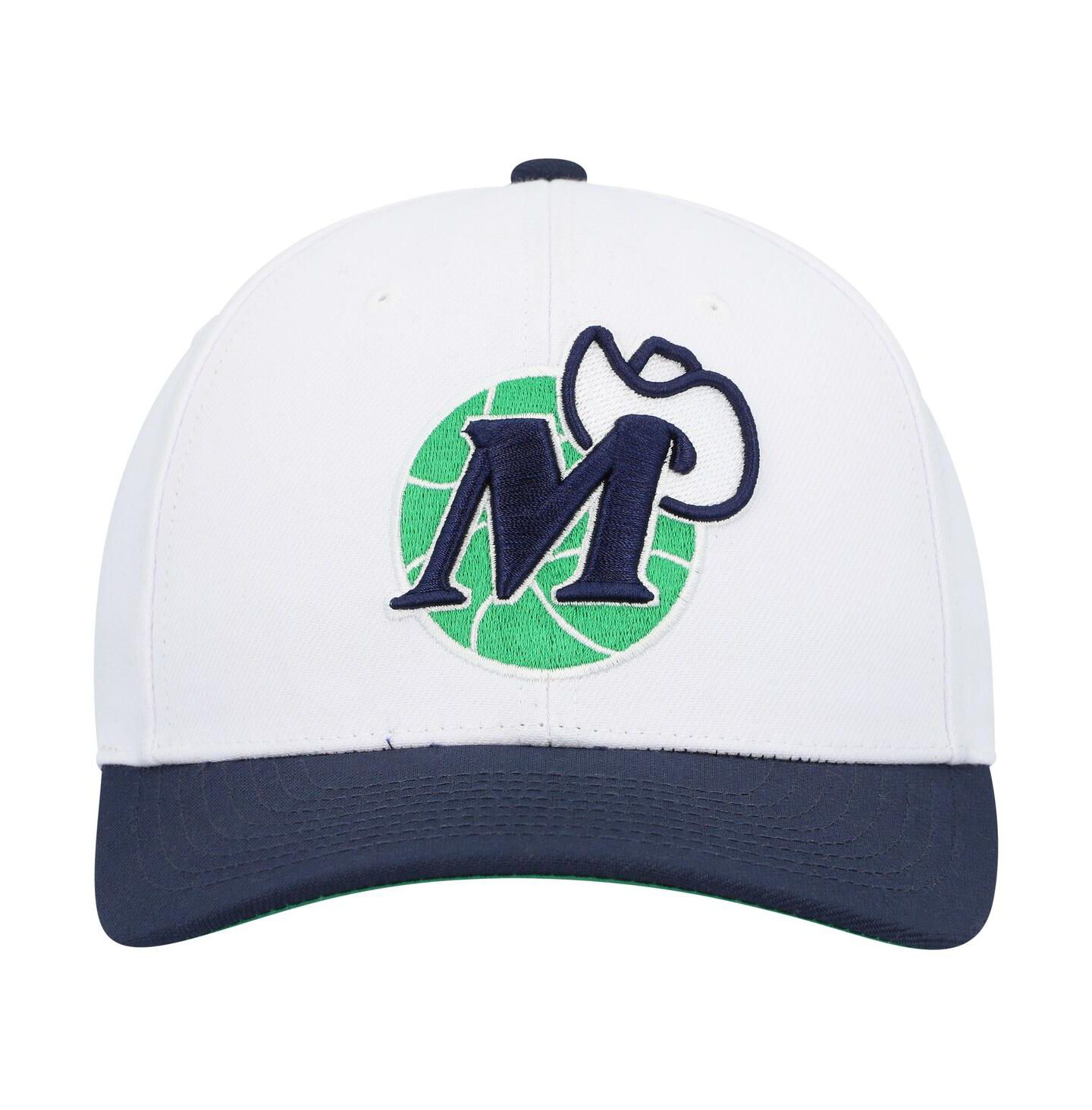 Мужская кепка Mitchell & Ness White, Navy Dallas Mavericks Hardwood Classics Core 2-Tone 2.0 Pro Snapback Hat — фото 3