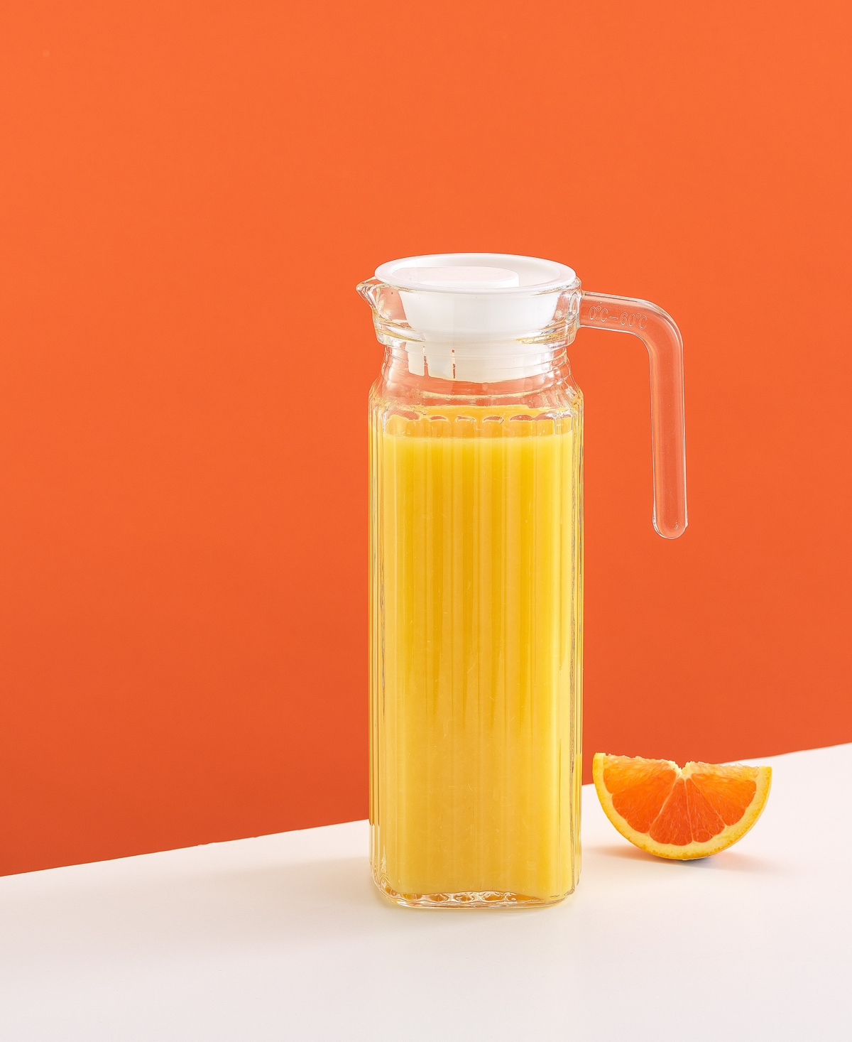 JOYJOLT GLASS BEVERAGE PITCHER WITH HANDLE AND 2 LIDS, 40 OZ 