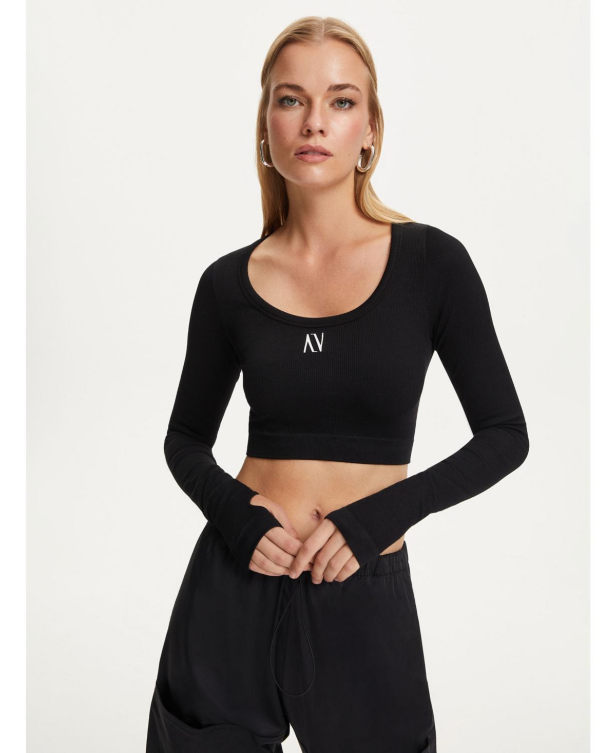 Shop Nocturne Women's Crew Neck Knit Crop Top In Black