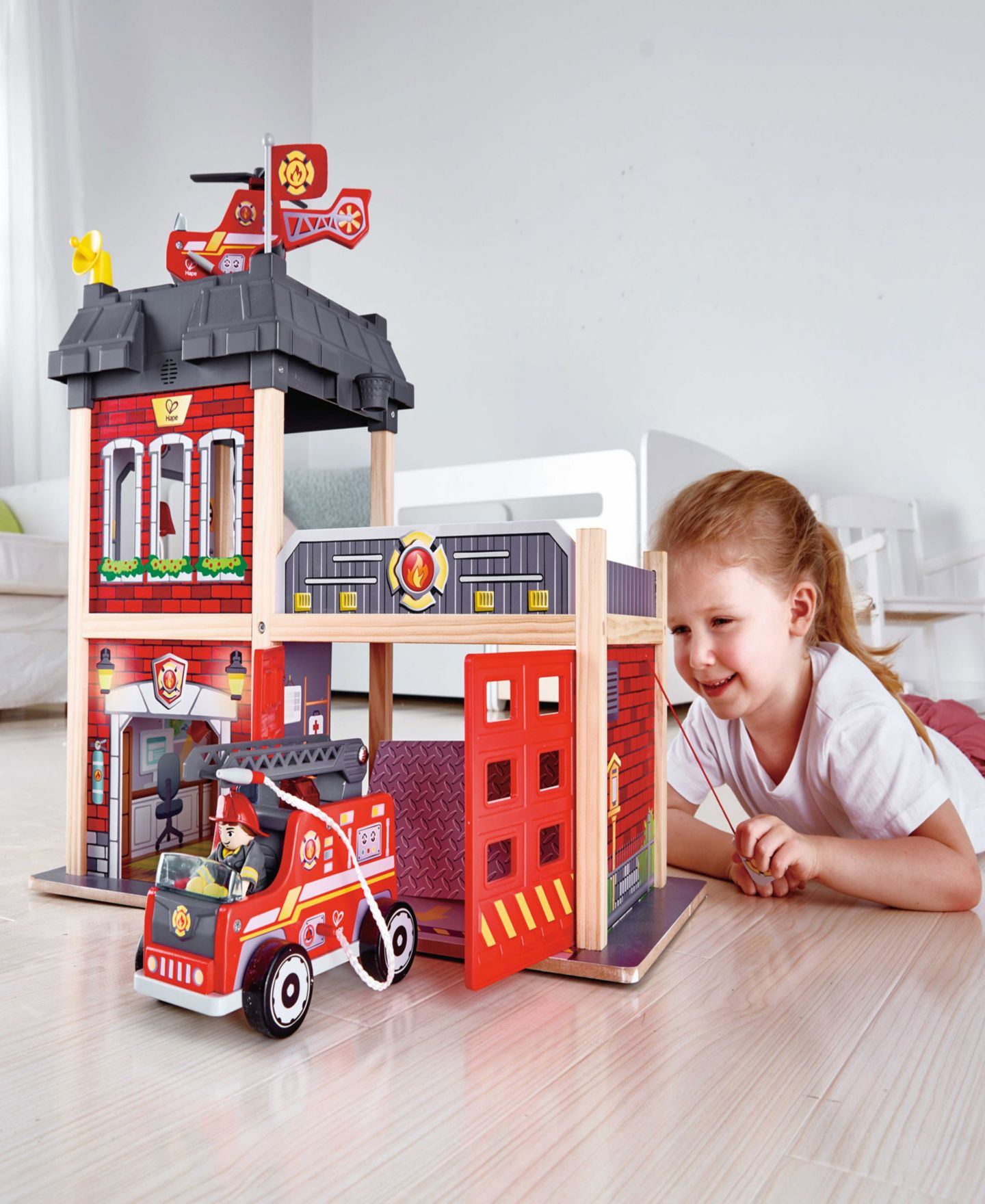 Детская игрушка Hape Tri-level Wooden Fire Station — фото 4