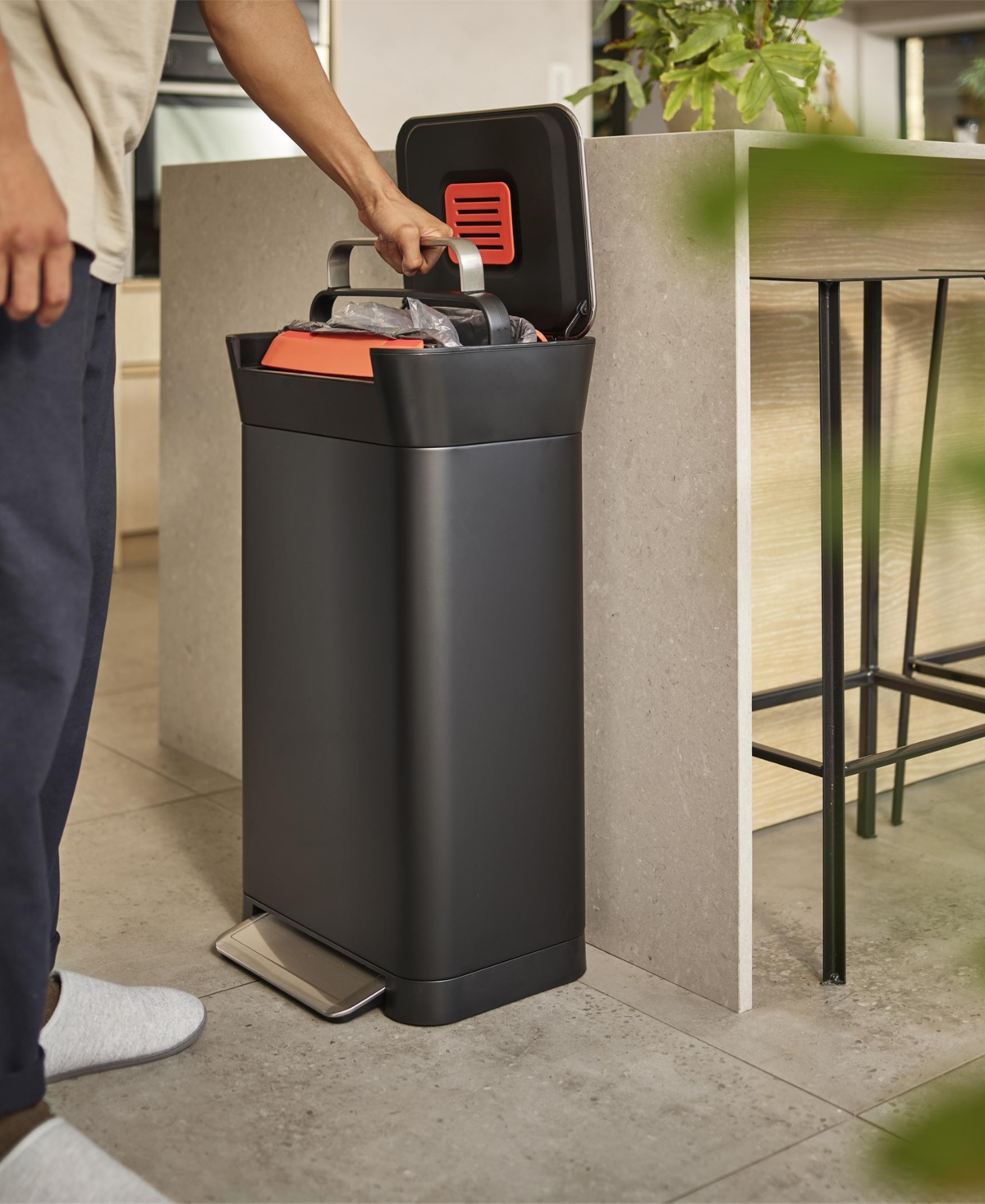 Joseph Joseph Titan 30-liter Trash Compactor In Black