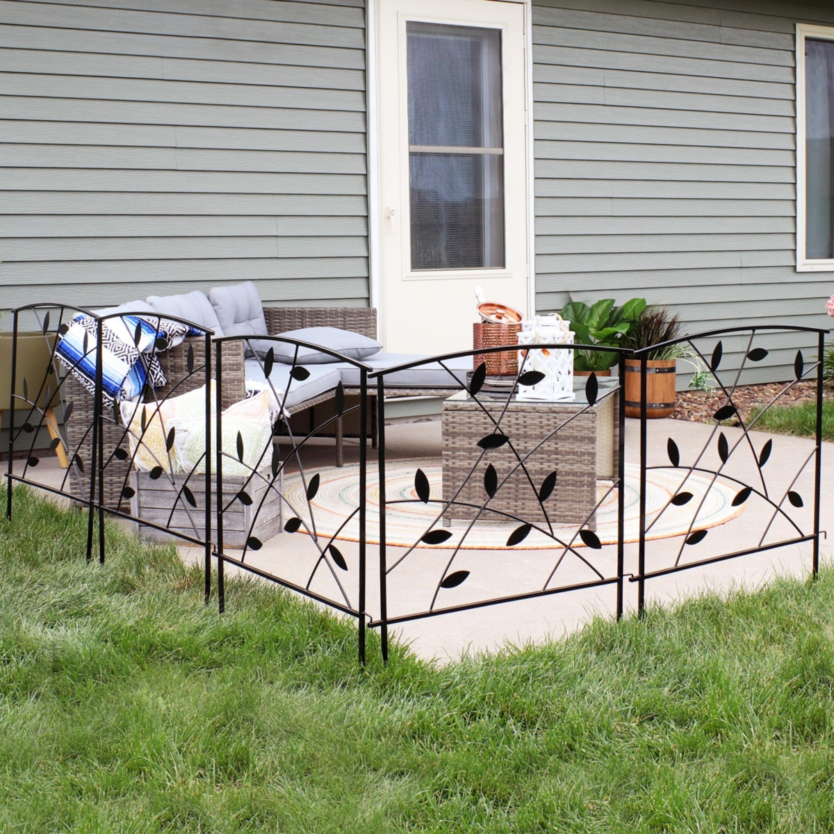 Sunnydaze Decor 5-Piece Modern Leaves/Vines Steel Border Fencing - -- Black
