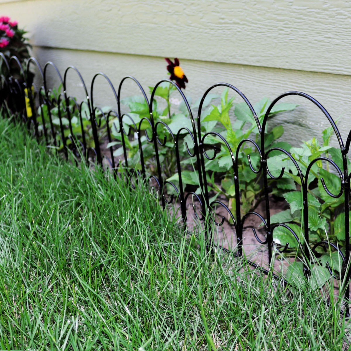 Sunnydaze Decor 5-Piece Victorian Iron Garden Border Fencing - 7.5 -- Black