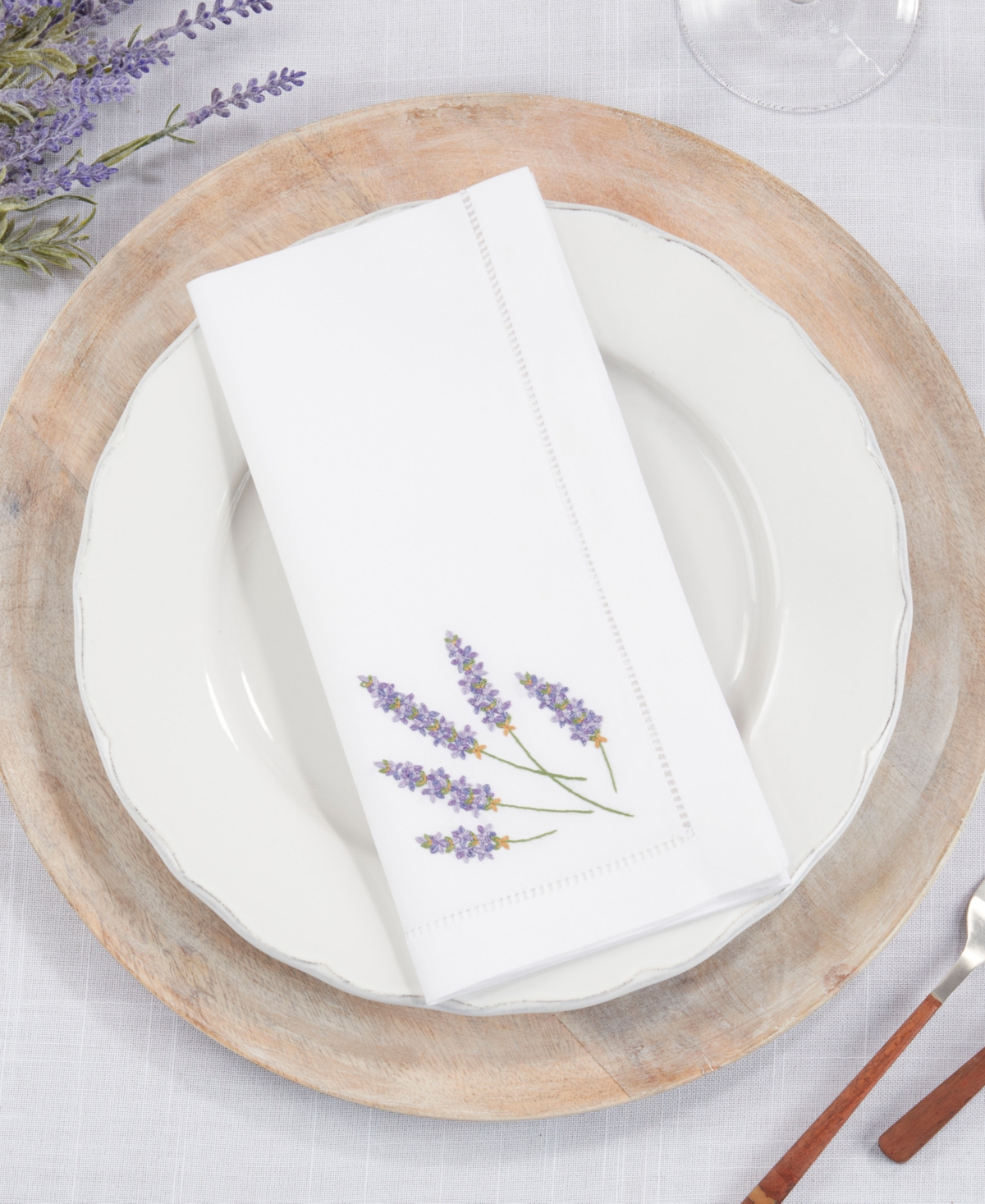 Saro Lifestyle Garden Bliss Embroidered Lavender Napkin Set Of 6, 20"x20" In White