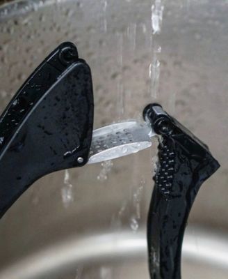 7x1.5" Jona's Easy Clean Garlic Press