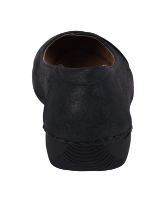 Women's Nysha Round Toe Laser Cut Flats