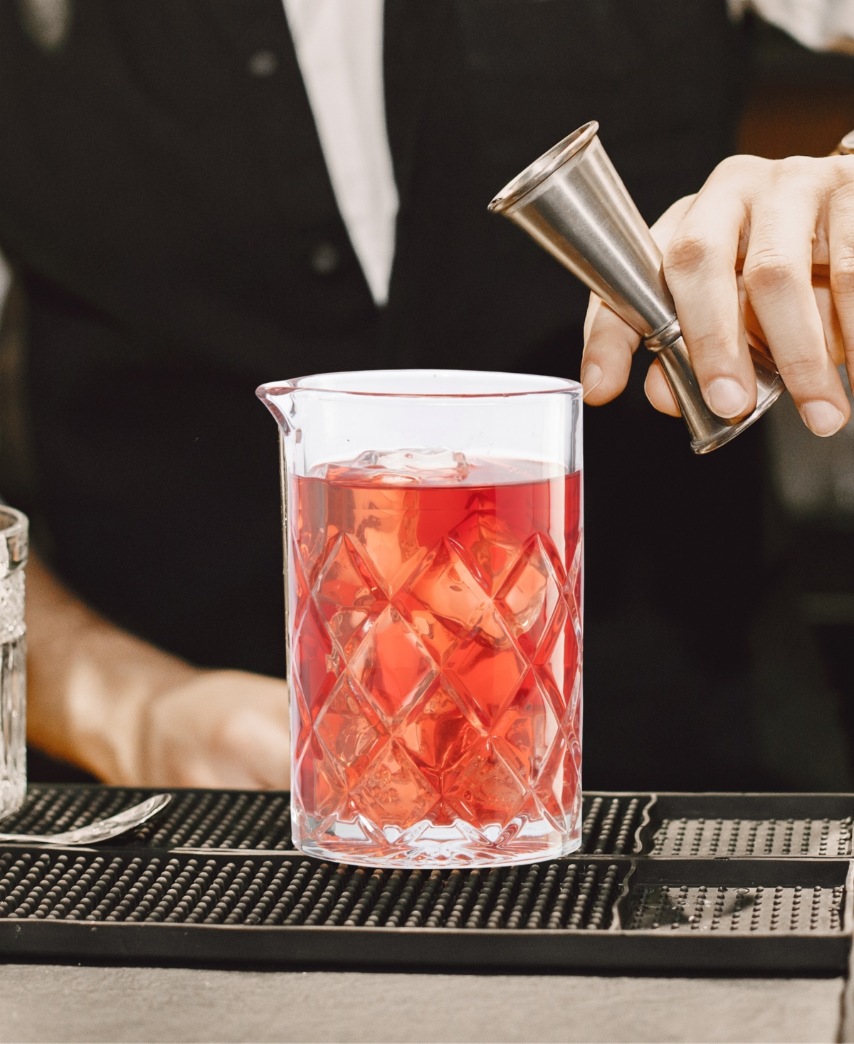 Oggi 16oz Glass Cocktail Mixing Beaker & Strainer Set In Clear,stainless Steel
