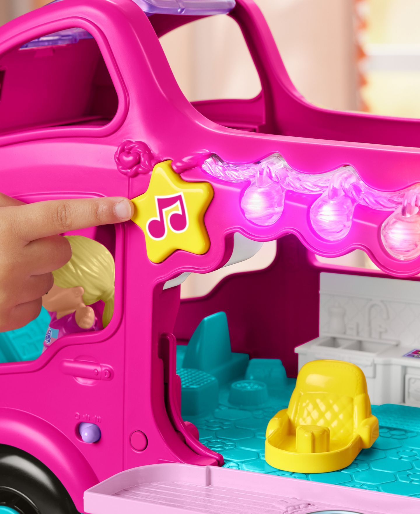 Детский игровой набор Little People Barbie Little Dreamcamper Musical Lights 6-Piece Playset, Ages 1.5+ — фото 6