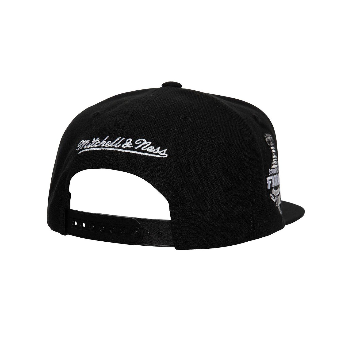 Men's Black Boston Bruins Core Top Spot Snapback Hat