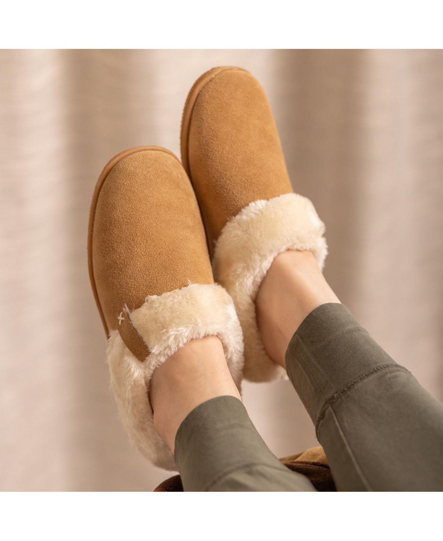 Женские тапочки Minnetonka Camp Collar Scuff Slippers, цвет: Коричный — фото 6