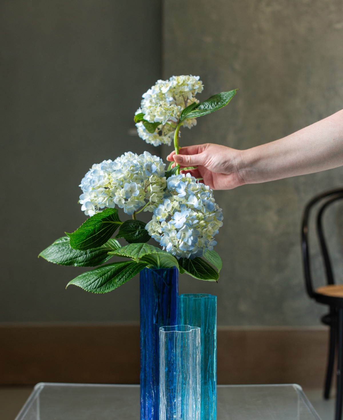 Vietri Flora Glass Vase In Blue