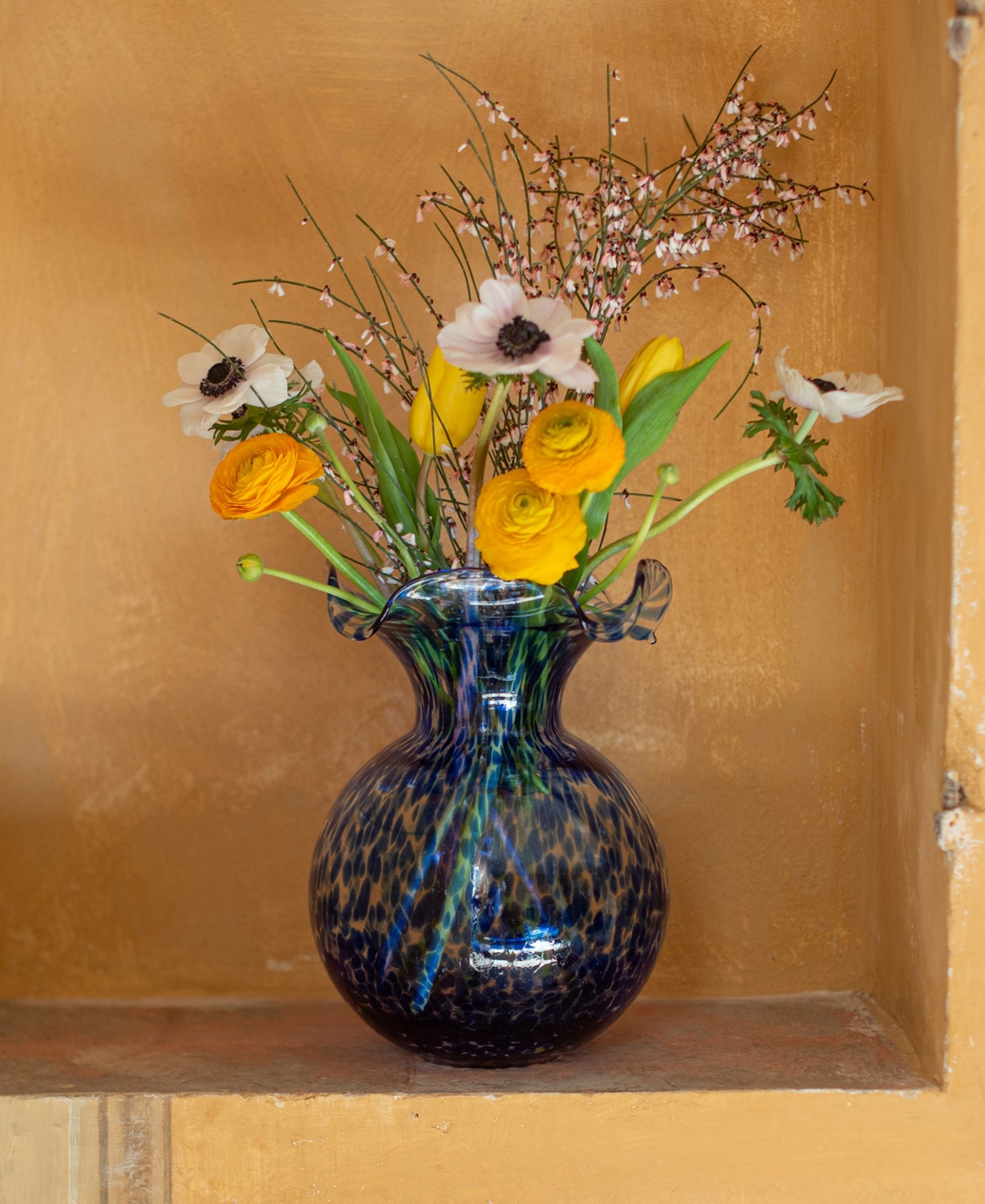 Vietri Hibiscus Glass Cobalt Tortoiseshell Small Fluted Vase In Blue