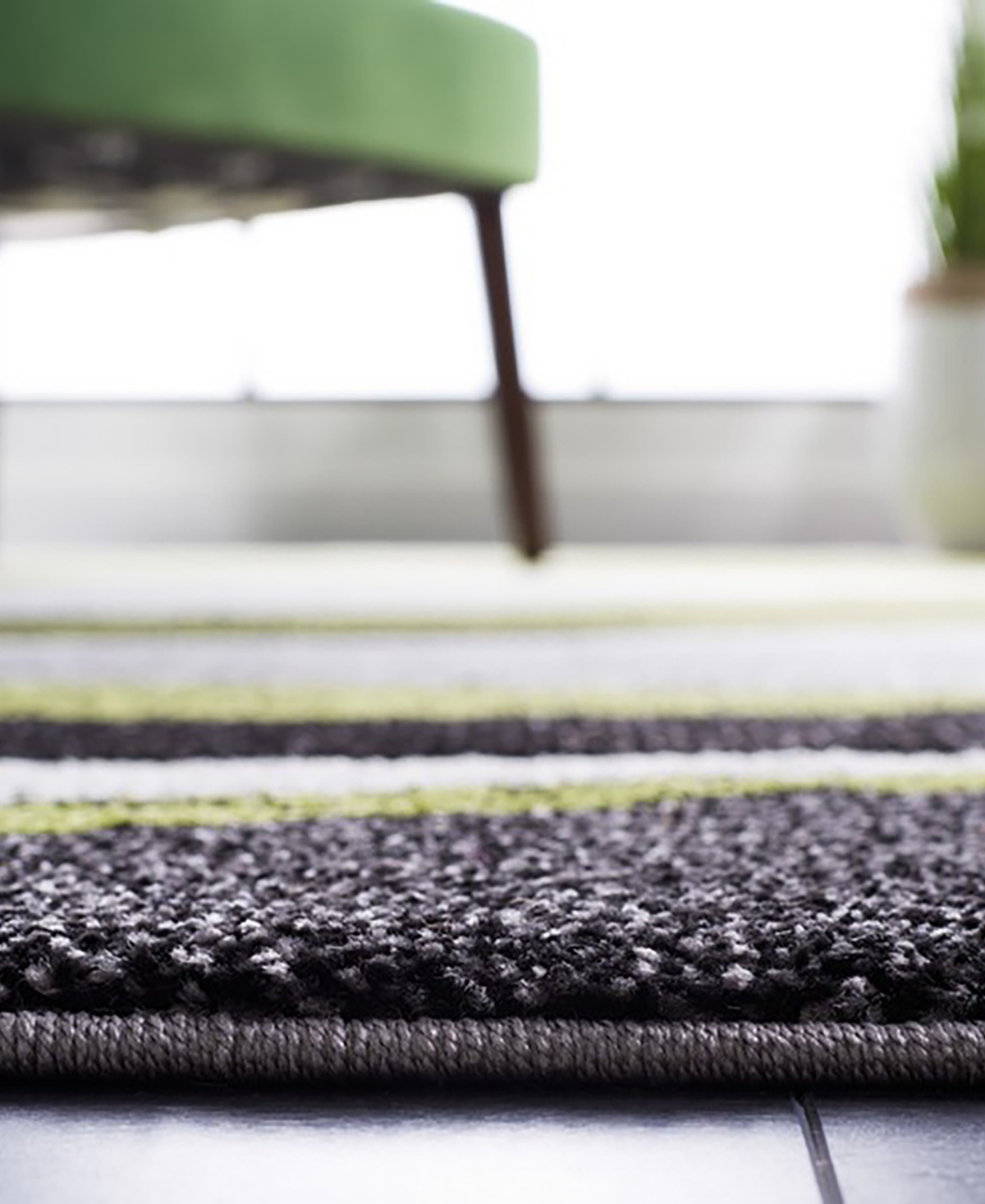 Safavieh Hollywood HLW766Y 4'x6' Area Rug -Green